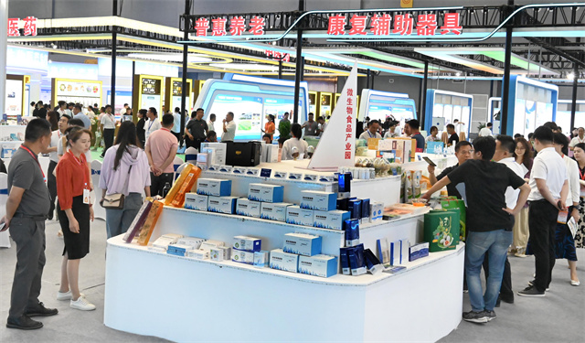 9月6日，驻马店国际会展中心C展厅，人们在挑选展品。高山岳摄.jpg