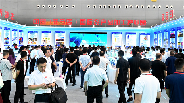 9月6日，驻马店国际会展中心C展厅中国药谷展区人头攒动。高山岳摄.jpg