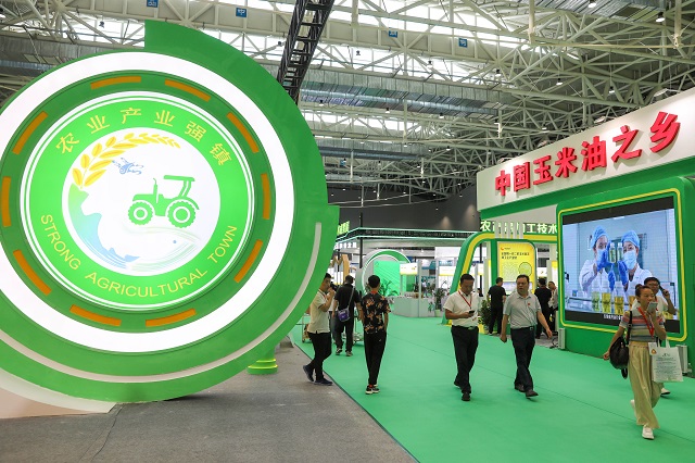9月6日，观众在中国农加会F展厅参观。何五昌 摄.JPG