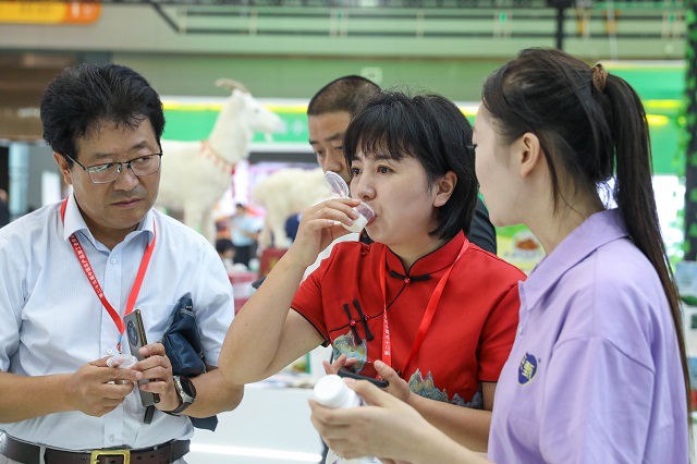 9月6日，观众在中国农加会F展厅品尝奶制品。何五昌 摄.JPG