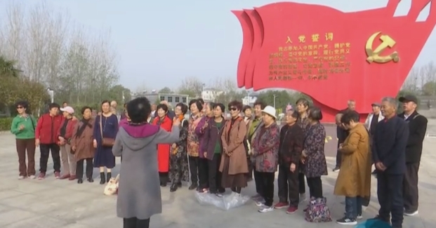 我市首批下乡知青开展送温暖暨图书捐赠活动