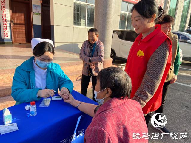 经济开发区翟庄居委会：金秋义诊送健康
