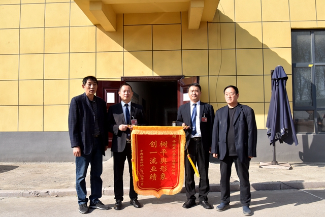 平舆：锦旗送给公交人