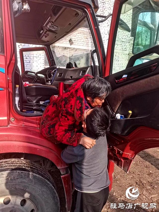 平舆县80后小伙带80岁患病奶奶跑货运  6年奶孙俩的行程超过15万公里