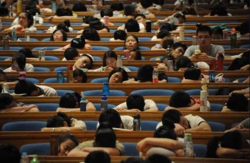 大学生上课坐哪儿，有必要管吗？