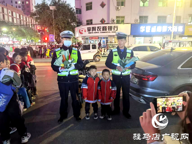 平舆县交警：“护学”守护师生平安路