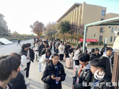 出行难 驻马店财经学校学生急盼加开公交班次