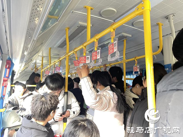 出行难 财经学校学生急盼加开公交班次