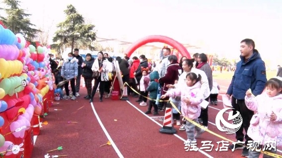 遂平县第三幼儿园举行“喜迎龙年 庙趣横生”元旦庙会