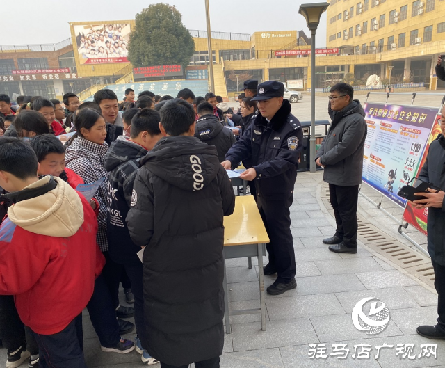 平舆县公安局开展“反恐怖主义法”宣传活动