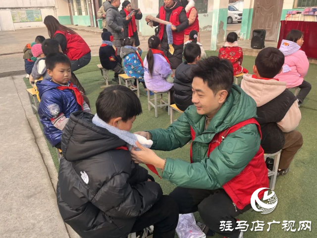 上蔡县融媒体中心党总支偕同志愿者联盟为大付营村办实事送温暖