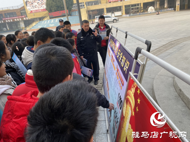 平舆县公安局开展“反恐怖主义法”宣传活动
