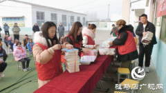 上蔡县融媒体为乡村孩子送温暖
