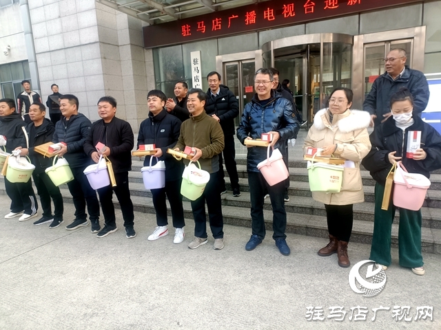 驻马店广播电视台举办迎新年拔河比赛