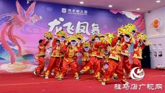 萌娃载歌载舞迎新年