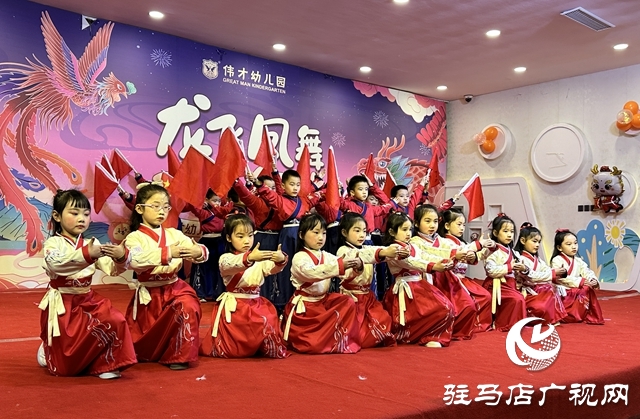 萌娃载歌载舞迎新年