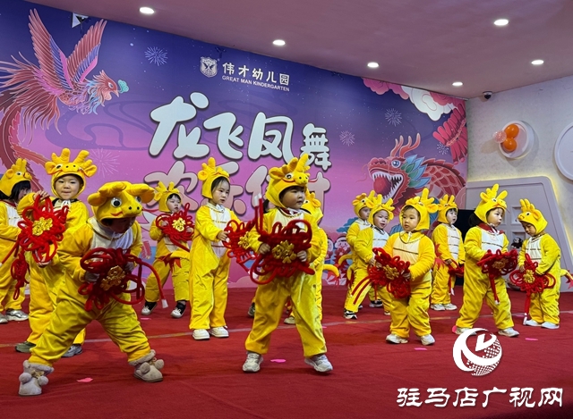 萌娃载歌载舞迎新年