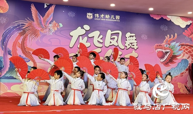 萌娃载歌载舞迎新年