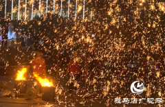 民俗表演打铁花 为何不会烫伤赤膊的打铁花人？