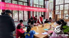 驻马店：写“福”制贺卡 挂灯笼 传统文化迎新年