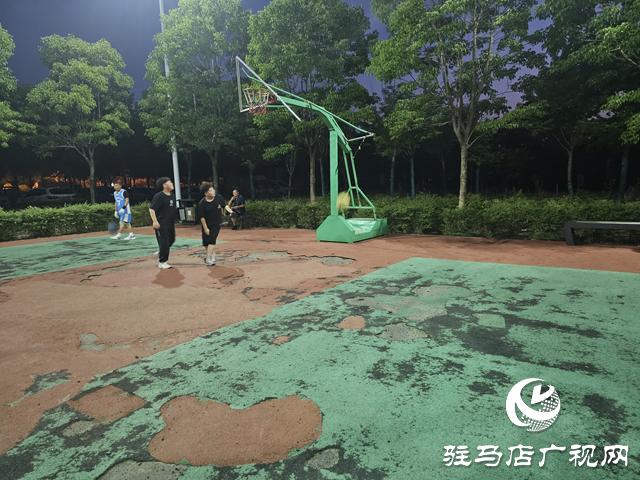 灯光篮球场年久失修 居民盼有关部门尽快维护