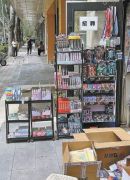 ​烟卡悄然风靡 玩具枪威力难辨 软泥成分存疑 买文具如开盲盒