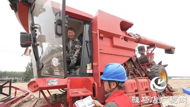 驻马店供电公司:田间麦收工作忙 电力安全放心上