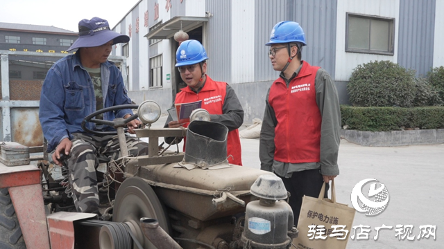 驻马店供电公司:田间麦收工作忙 电力安全放心上