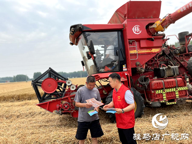 平舆县司法局玉皇庙司法所:普法宣传到田间 护航“三夏”助生产