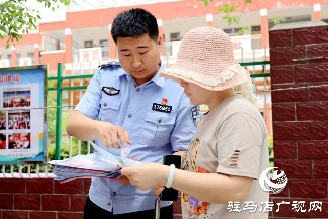 遂平县公安局:“巧借”上下学 校园门口话安全