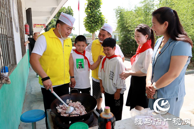 驿城区人大代表携手爱心企业开展“庆六一·送温暖”主题活动