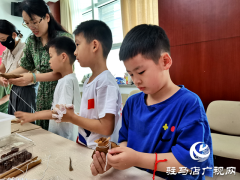 驻马店市总工会组织开展亲子同乐共包粽子活动