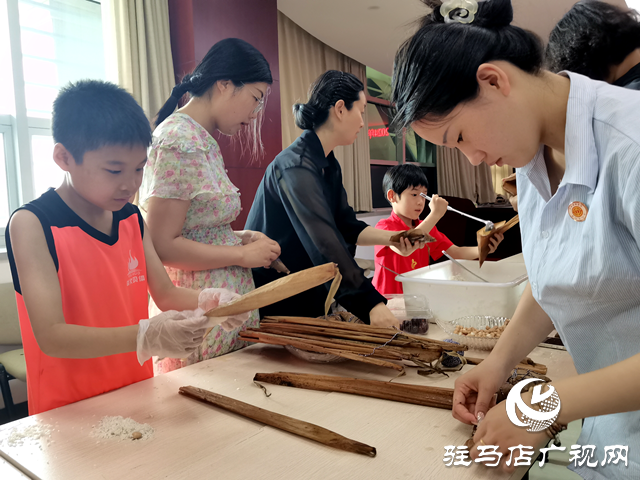 驻马店市总工会组织开展亲子同乐共包粽子活动