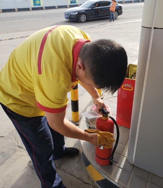 驻马店市公安局示范区分局开展辖区加油站安全检查