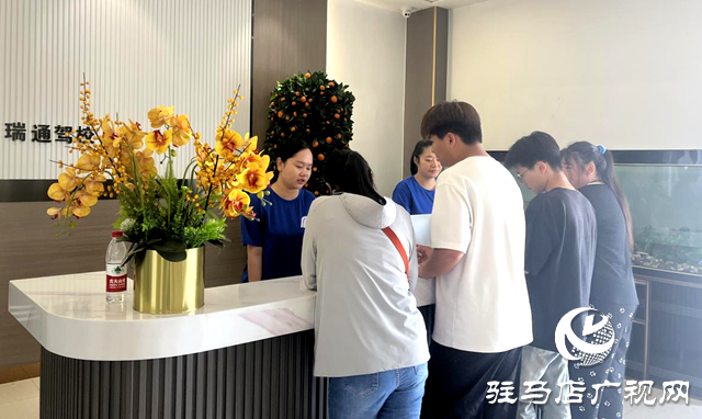 驻马店：高考过后 驾校迎来“学车热”
