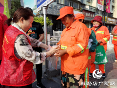 驿城区西园街道办事处文化路社区开展“浓情粽意送安康 温暖城市美容师”端午节关爱环卫工人活动