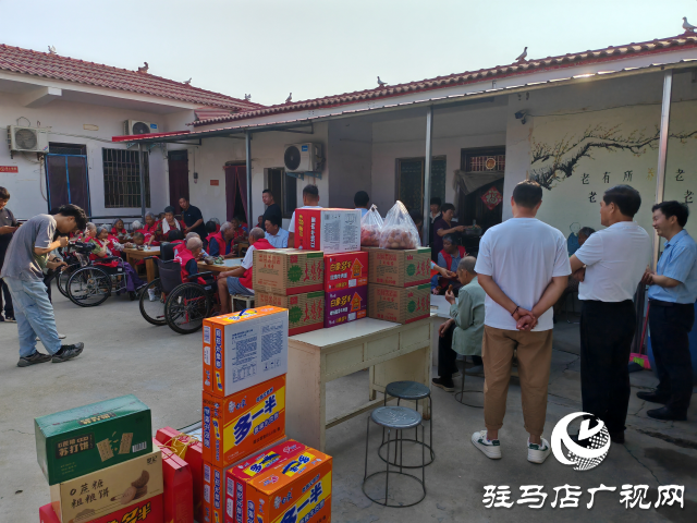 平舆县庙湾镇乡贤开展端午节慰问赵庄敬老院老人活动