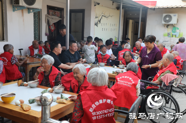 平舆县庙湾镇乡贤开展端午节慰问赵庄敬老院老人活动