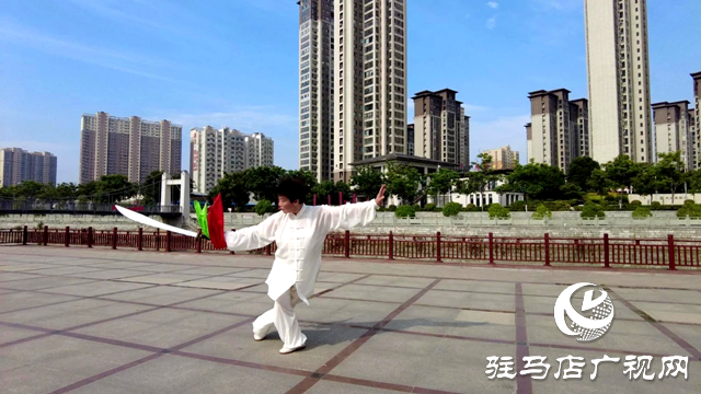 泌阳县双龙公园：太极扇舞动健身风采