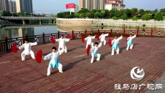 泌阳县双龙公园：太极扇舞动健身风采