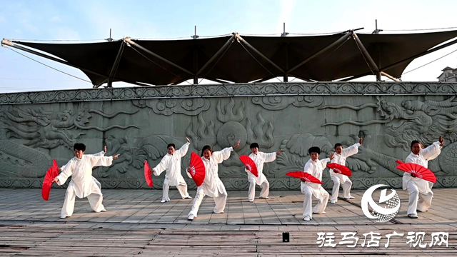 泌阳县双龙公园：太极扇舞动健身风采