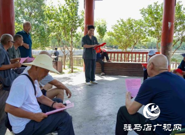 平舆县：公园普法送“清凉”