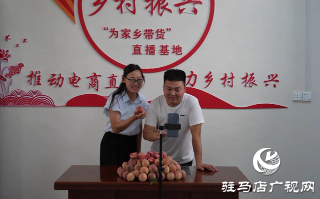 泌阳县：90后夫妻开电商直播带货 助力当地农业产业发展