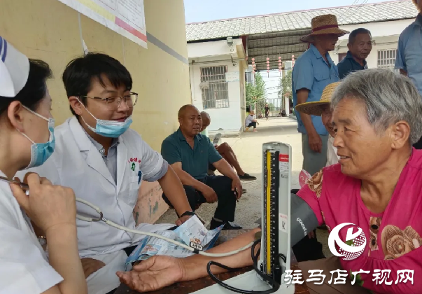 确山县：慰问义诊到院口