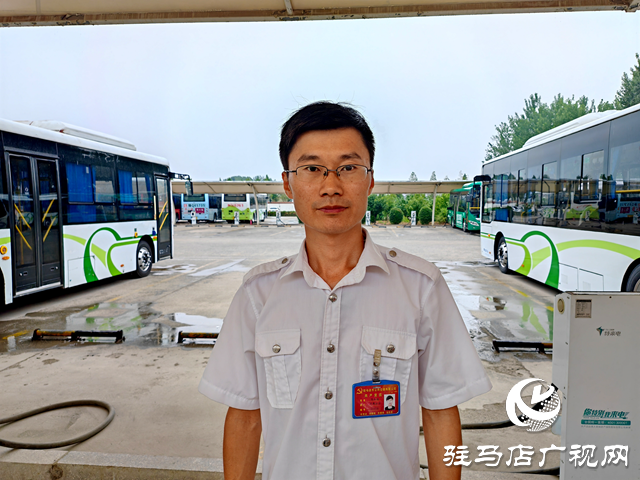 路遇三轮车起火 平舆公交司机秒变&ldquo;消防员&rdquo;2分钟英勇救火