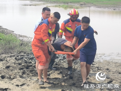 驻马店：老人深陷淤泥中 民警消防合力施救