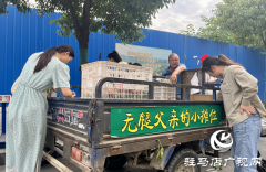 驻马店：残疾大叔街头摆摊 爱心人士伸手援助
