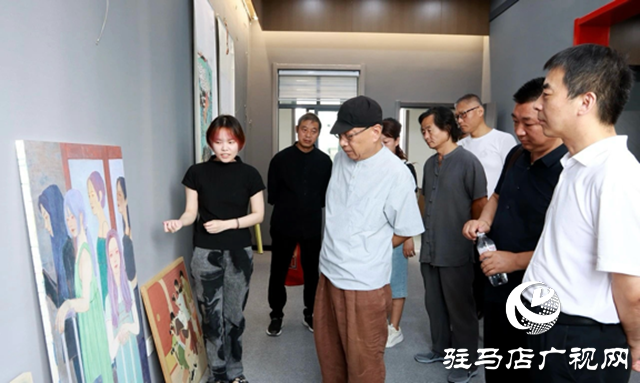 驿城区举办“翰墨润中原”美术书法大赛作品看稿会