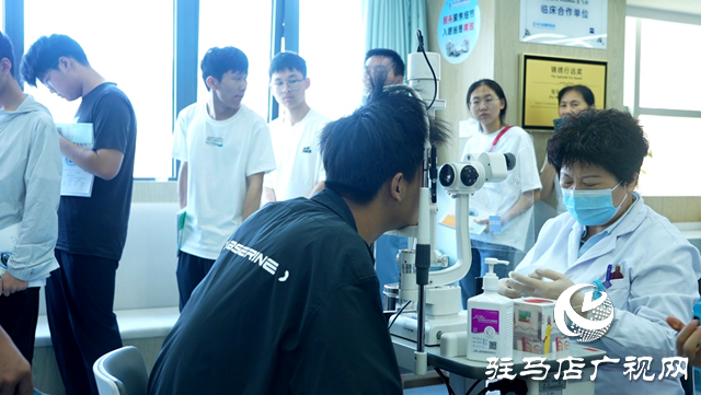 高考后做近视手术 掀起“摘镜”热潮