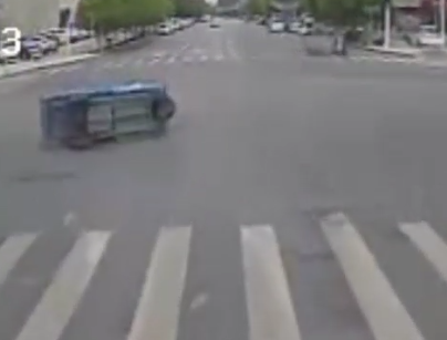 驻马店：路遇三轮车侧翻 公交司机暖心相助